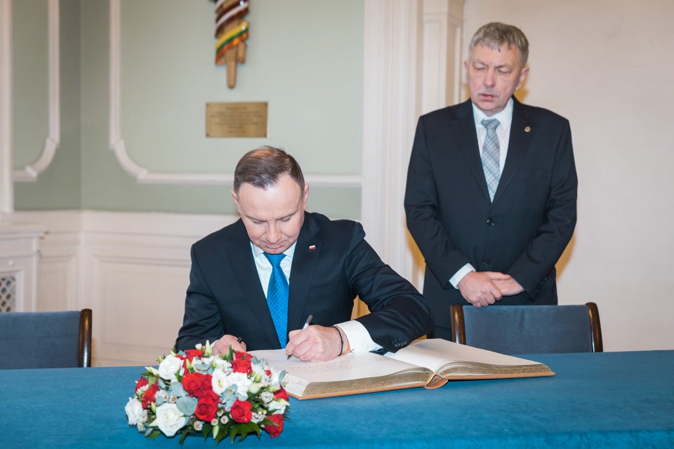 Polijas prezidenta Andžeja Dudas (Andrzej Duda) vizīte Latvijas Universitātē. No kreisās:
Polijas prezidents Andžejs Duda (Andrzej Duda),
LU rektors prof. Indriķis Muižnieks.