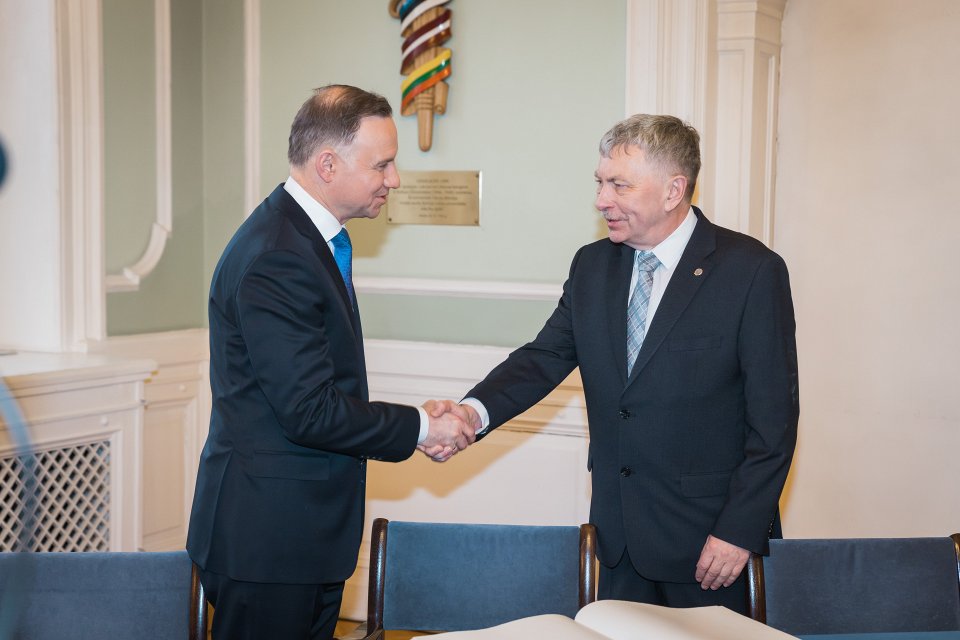 Polijas prezidenta Andžeja Dudas (Andrzej Duda) vizīte Latvijas Universitātē. No kreisās:
Polijas prezidents Andžejs Duda (Andrzej Duda),
LU rektors prof. Indriķis Muižnieks.