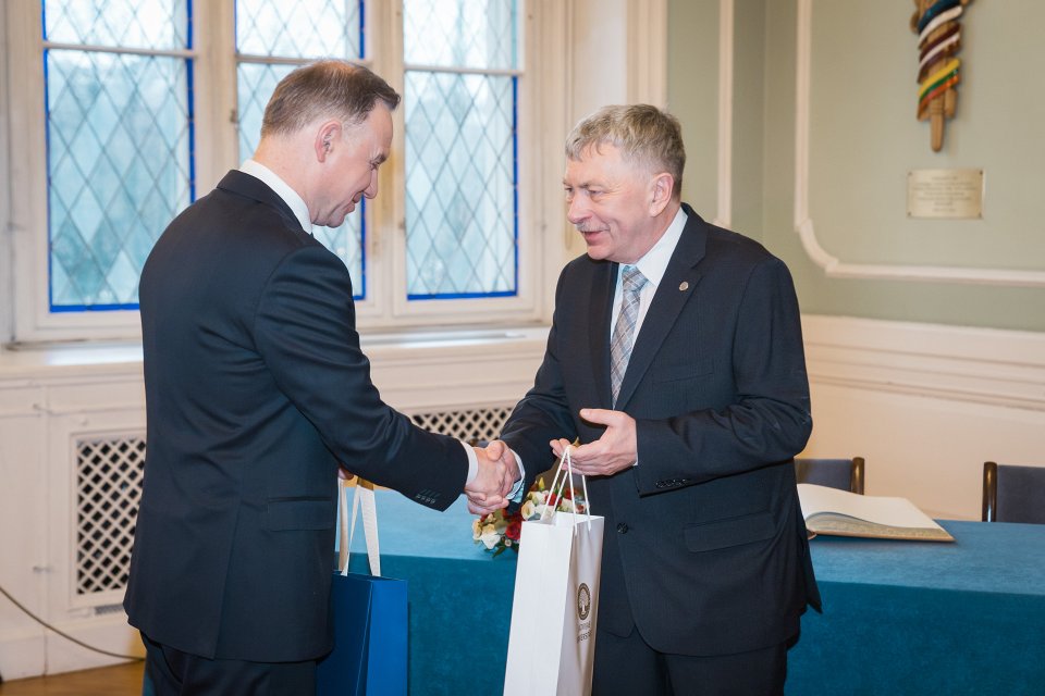 Polijas prezidenta Andžeja Dudas (Andrzej Duda) vizīte Latvijas Universitātē. No kreisās:
Polijas prezidents Andžejs Duda (Andrzej Duda),
LU rektors prof. Indriķis Muižnieks.