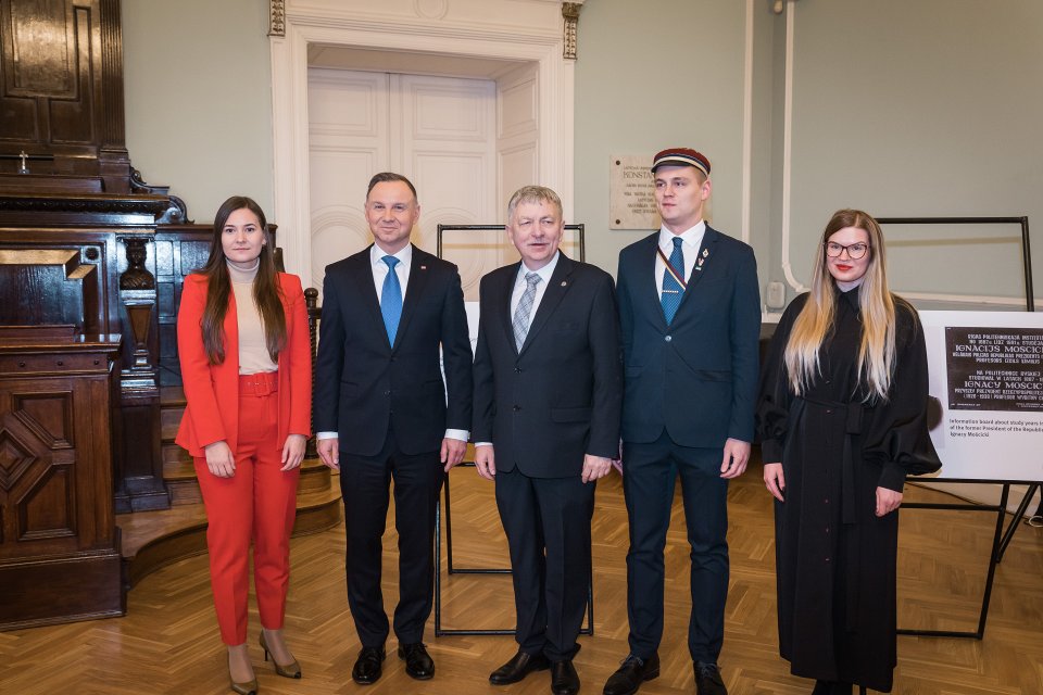 Polijas prezidenta Andžeja Dudas (Andrzej Duda) vizīte Latvijas Universitātē. No kreisās:
LU rektora biroja vadītāja Alma Eihentāle,
Polijas prezidents Andžejs Duda (Andrzej Duda),
LU rektors prof. Indriķis Muižnieks,
LU Muzeja krājuma glabātājs Rūdolfs Rubenis,
LU Mobilitātes nodaļas vadītāja Sintija Maculeviča.