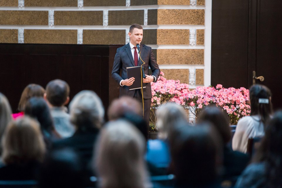 Latvijas Universitātes darbinieku kopsapulce. Pasākuma moderators - LU Komunikācijas departamenta direktors Kārlis Dārznieks.