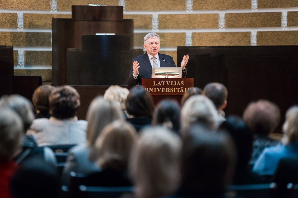 Latvijas Universitātes darbinieku kopsapulce. LU rektors prof. Indriķis Muižnieks.