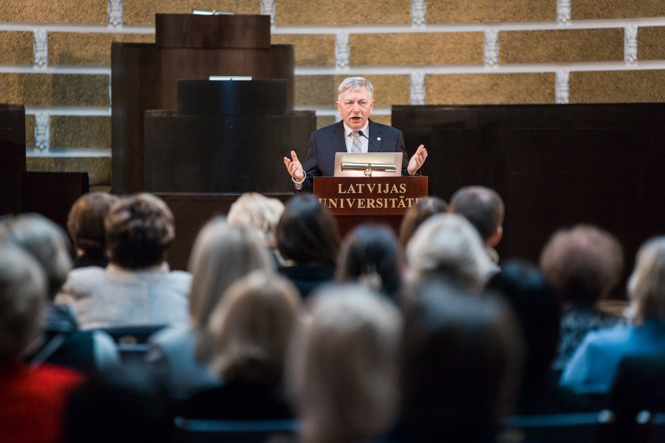 Latvijas Universitātes darbinieku kopsapulce. LU rektors prof. Indriķis Muižnieks.