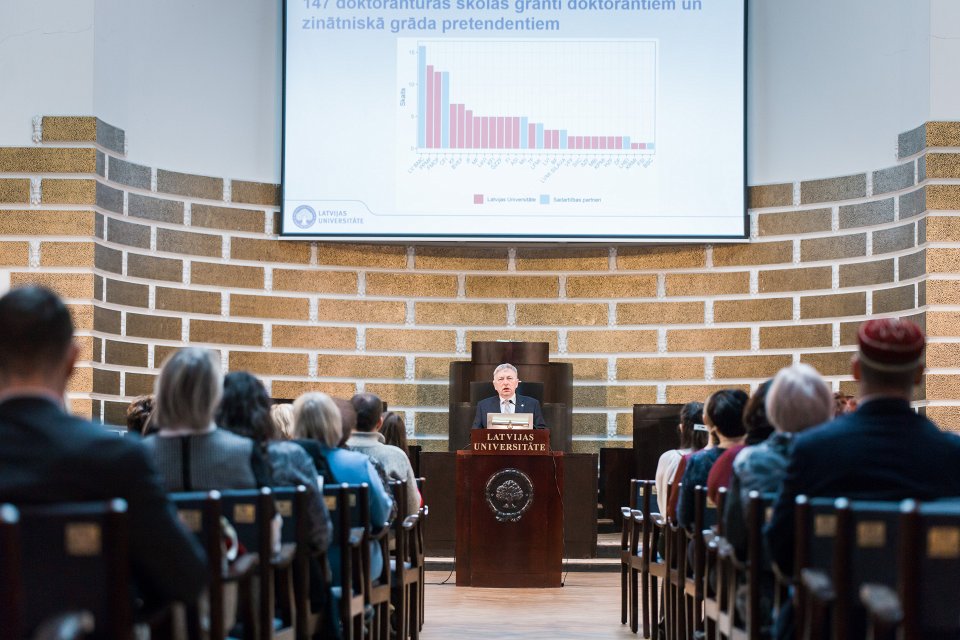 Latvijas Universitātes darbinieku kopsapulce. LU rektors prof. Indriķis Muižnieks.