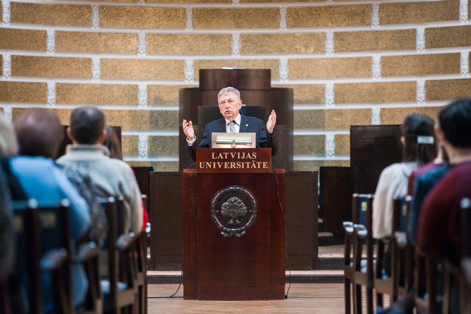 Latvijas Universitātes darbinieku kopsapulce. LU rektors prof. Indriķis Muižnieks.