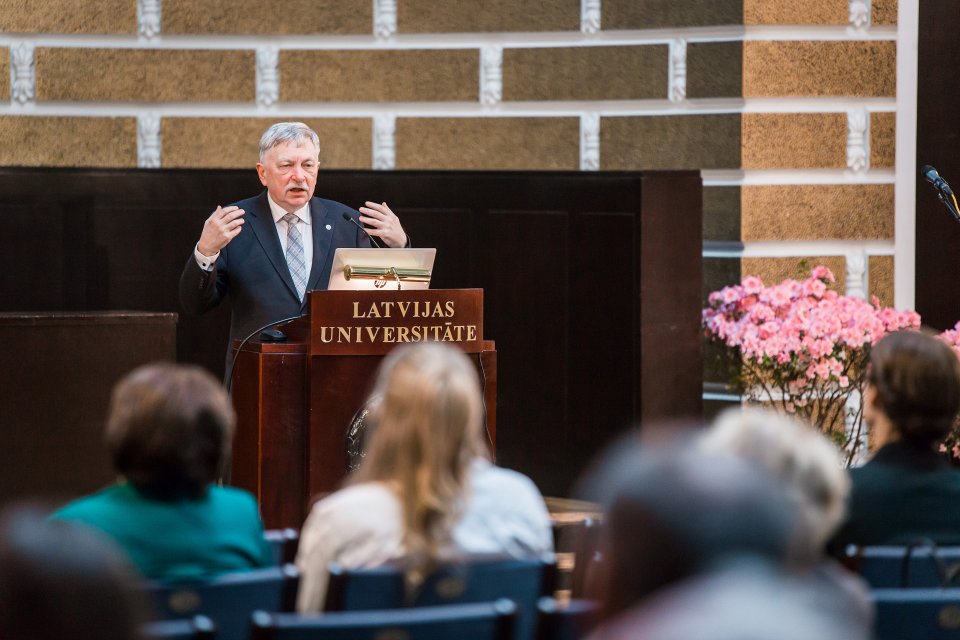 Latvijas Universitātes darbinieku kopsapulce. LU rektors prof. Indriķis Muižnieks.