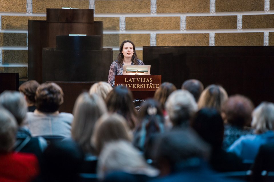 Latvijas Universitātes darbinieku kopsapulce. Latvijas Universitātes Studentu padomes priekšsēdētāja Eva Borska.