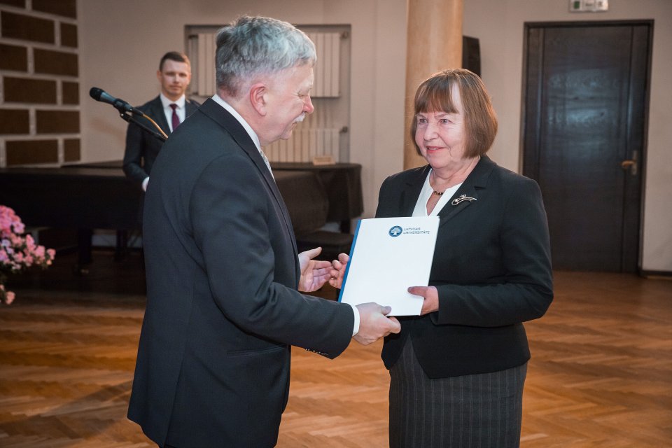 Latvijas Universitātes darbinieku kopsapulce. LU rektors prof. Indriķis Muižnieks sveic LU Gada balvas par zinātniskās skolas izveidošanu ieguvēju LU Medicīnas fakultātes profesori Rutu Mucenieci.