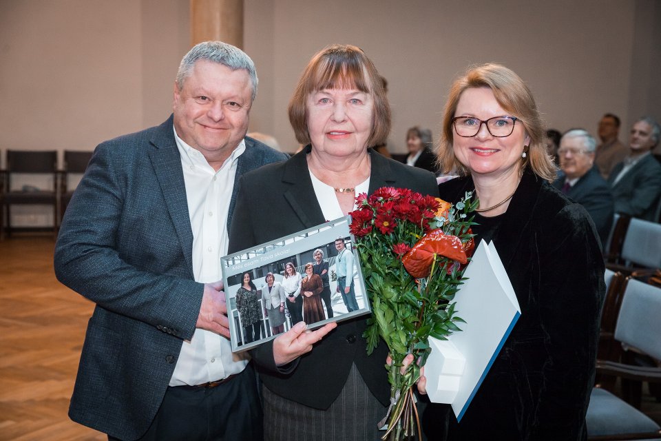 Latvijas Universitātes darbinieku kopsapulce. No kreisās:
LU Medicīnas fakultātes dekāns prof. Valdis Folkmanis
LU Gada balvas par zinātniskās skolas izveidošanu ieguvēja prof. Ruta Muceniece,
LU Medicīnas fakultātes profesore Una Riekstiņa.