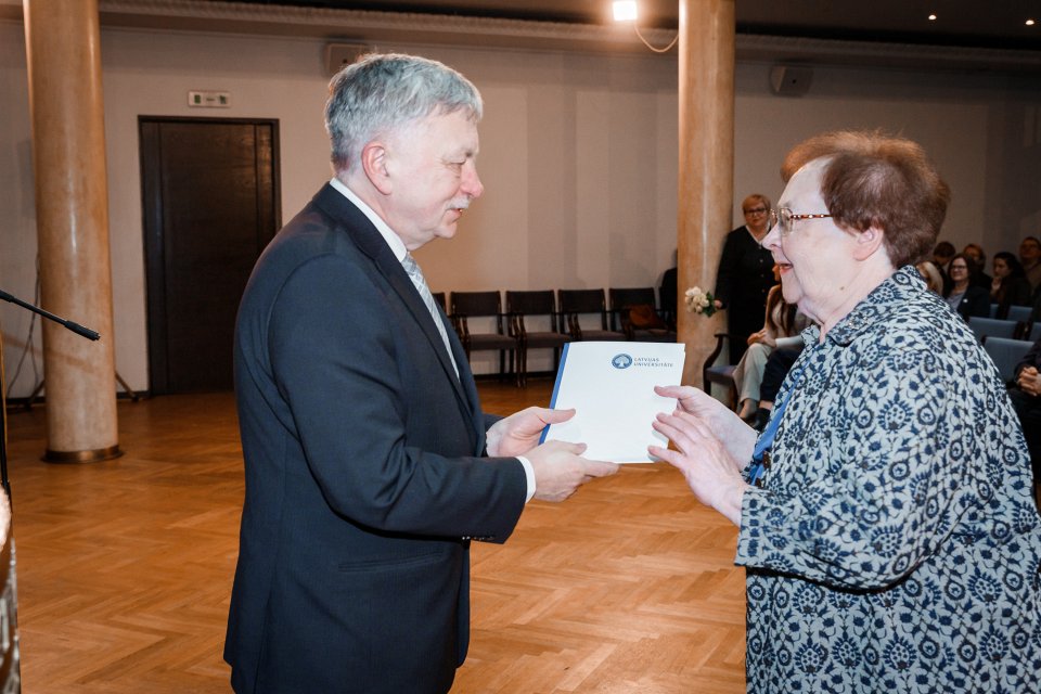 Latvijas Universitātes darbinieku kopsapulce. LU rektors prof. Indriķis Muižnieks sveic LU Gada balvas par zinātniskās skolas izveidošanu ieguvēju LU Juridiskās fakultātes profesori Valentiju Liholaju.