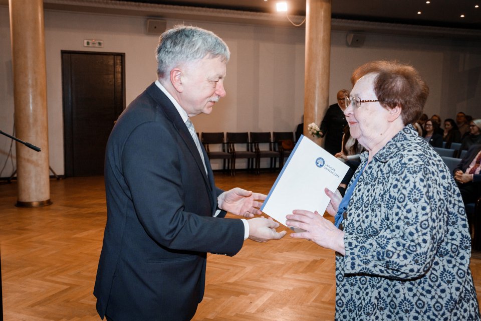 Latvijas Universitātes darbinieku kopsapulce. LU rektors prof. Indriķis Muižnieks sveic LU Gada balvas par zinātniskās skolas izveidošanu ieguvēju LU Juridiskās fakultātes profesori Valentiju Liholaju.