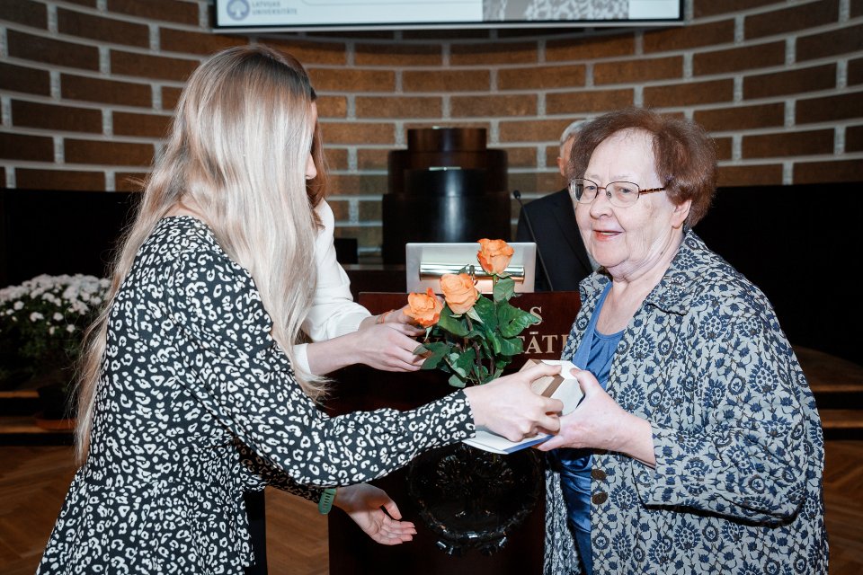 Latvijas Universitātes darbinieku kopsapulce. LU Gada balvas par zinātniskās skolas izveidošanu ieguvēja LU Juridiskās fakultātes profesore Valentija Liholaja.