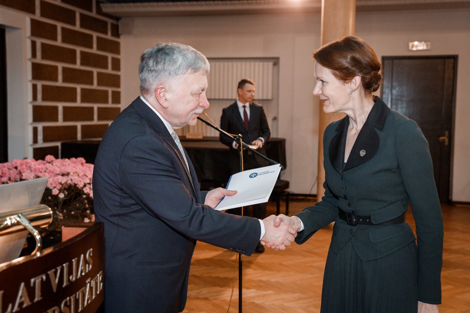 Latvijas Universitātes darbinieku kopsapulce. LU rektors prof. Indriķis Muižnieks sveic LU Gada balvas par oriģināla pētījuma rezultātiem ieguvēju LU Pedagoģijas, psiholoģijas un mākslas fakultātes profesori Baibu Martinsoni.