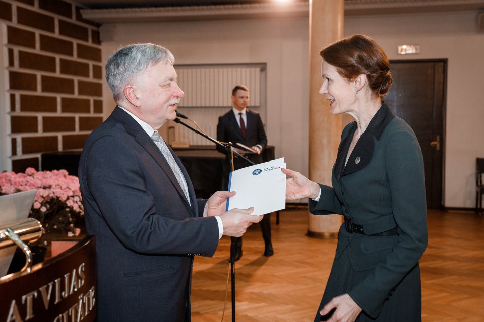 Latvijas Universitātes darbinieku kopsapulce. LU rektors prof. Indriķis Muižnieks sveic LU Gada balvas par oriģināla pētījuma rezultātiem ieguvēju LU Pedagoģijas, psiholoģijas un mākslas fakultātes profesori Baibu Martinsoni.