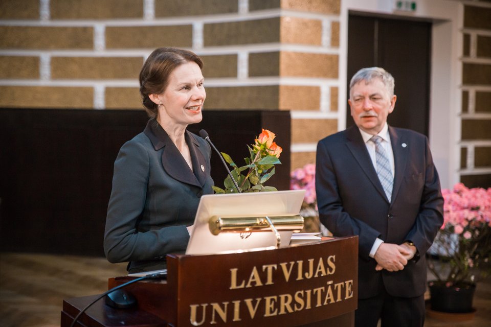 Latvijas Universitātes darbinieku kopsapulce. LU Gada balvas par oriģināla pētījuma rezultātiem ieguvēja LU Pedagoģijas, psiholoģijas un mākslas fakultātes profesore Baiba Martinsone.