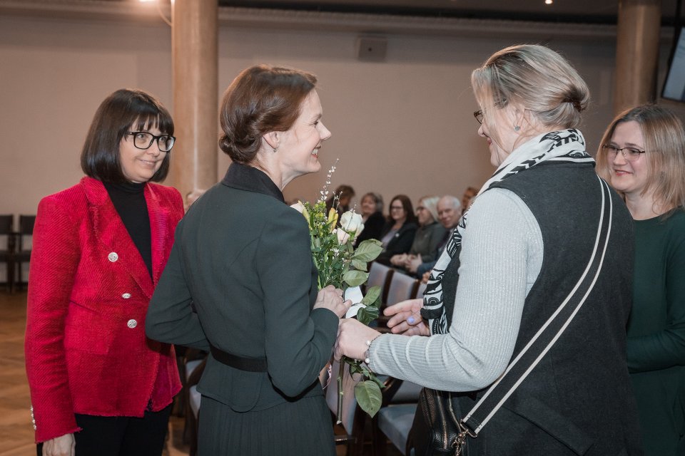 Latvijas Universitātes darbinieku kopsapulce. LU Gada balvas par oriģināla pētījuma rezultātiem ieguvēju LU Pedagoģijas, psiholoģijas un mākslas fakultātes (PPMF) profesori Baibu Martinsoni sveic kolēģi.