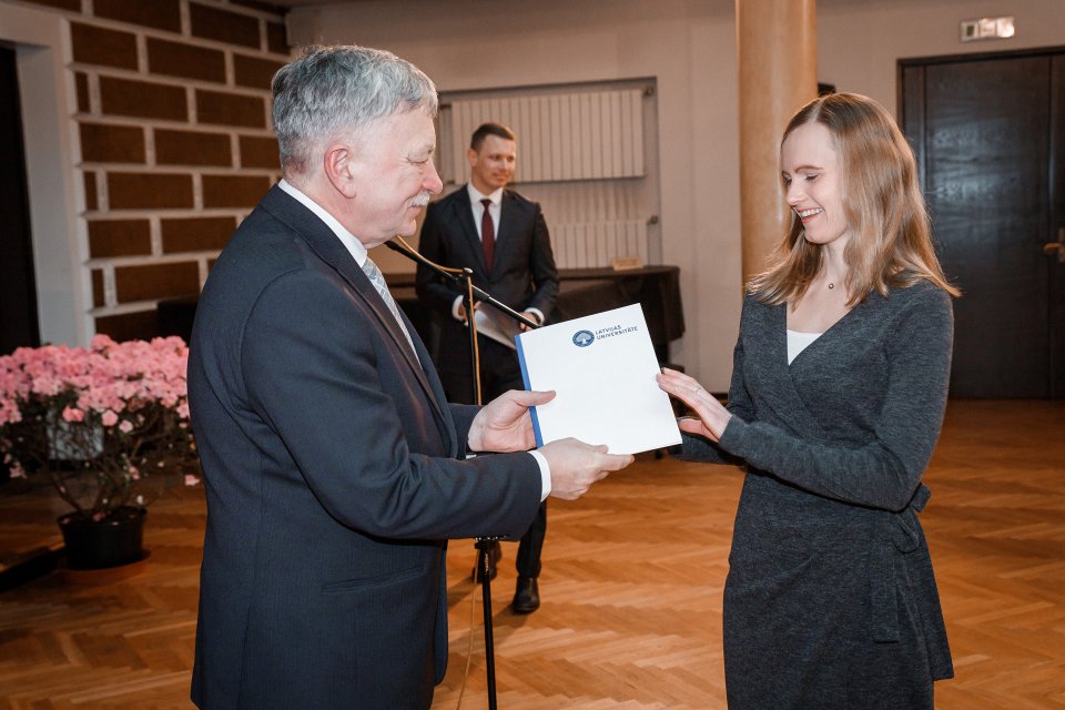 Latvijas Universitātes darbinieku kopsapulce. LU rektors prof. Indriķis Muižnieks sveic LU Gada balvas par izcilu promocijas darbu ieguvēju Ingu Pudžu.