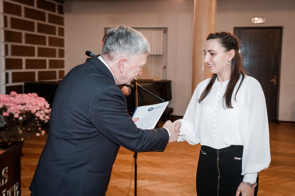 Latvijas Universitātes darbinieku kopsapulce. LU rektors prof. Indriķis Muižnieks sveic LU Gada balvas par izcilu promocijas darbu ieguvēju Līgu Romāni-Kalniņu.