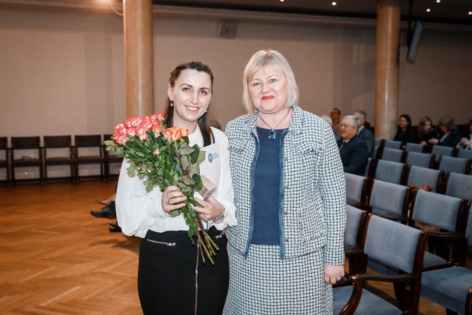 Latvijas Universitātes darbinieku kopsapulce. LU Gada balvas par izcilu promocijas darbu ieguvēju Līgu Romāni-Kalniņu (pa kreisi) sveic LU Humanitāro zinātņu fakultātes dekāne prof. Indra Karapetjana.