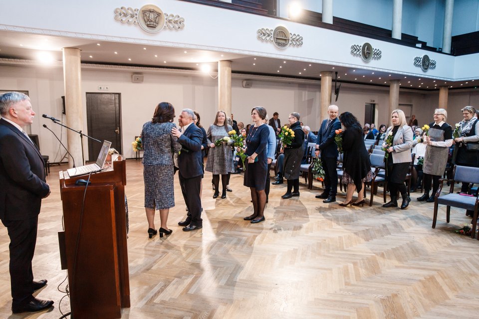 Latvijas Universitātes darbinieku kopsapulce. LU Gada balvas nominācijā «Gada darbinieks» ieguvēju LU Studiju attīstības un pārvaldības pilnveides programmas vadošo eksperti Daci Kazāku sveic kolēģi.