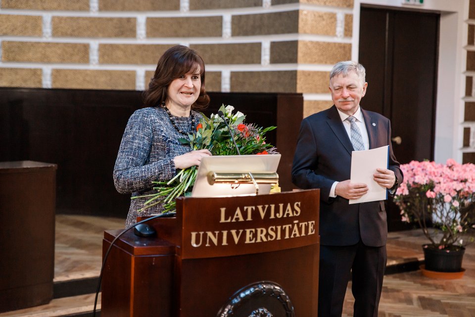 Latvijas Universitātes darbinieku kopsapulce. LU Gada balvas nominācijā «Gada darbinieks» ieguvēja LU Studiju attīstības un pārvaldības pilnveides programmas vadošā eksperte Dace Kazāka.