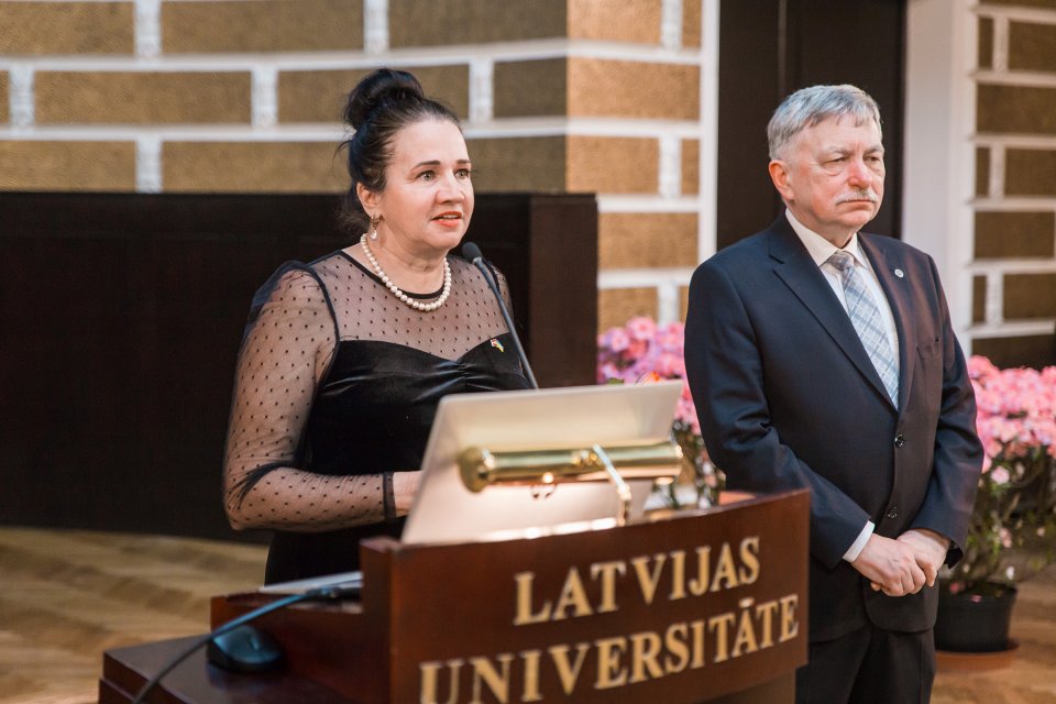 Latvijas Universitātes darbinieku kopsapulce. LU Atomfizikas un spektroskopijas institūta direktore Inga Šīrante un LU rektors prof. Indriķis Muižnieks.