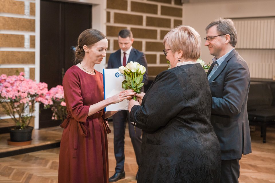 Latvijas Universitātes darbinieku kopsapulce. LU Biznesa, vadības un ekonomikas fakultātes vecāko sekretāri Ellu Jākobsoni sveic kolēģi.