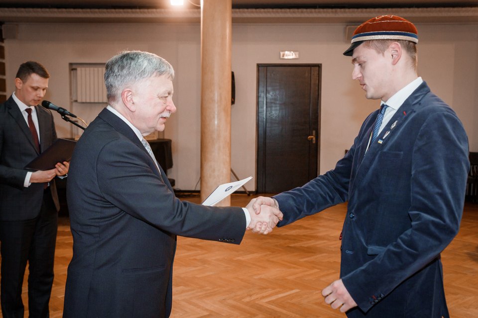 Latvijas Universitātes darbinieku kopsapulce. LU rektors prof. Indriķis Muižnieks pasniedz atzinības rakstu LU  Muzeja krājuma glabātājam Rūdolfam Rubenim.