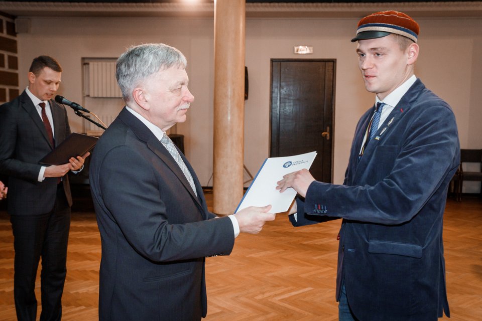 Latvijas Universitātes darbinieku kopsapulce. LU rektors prof. Indriķis Muižnieks pasniedz atzinības rakstu LU  Muzeja krājuma glabātājam Rūdolfam Rubenim.