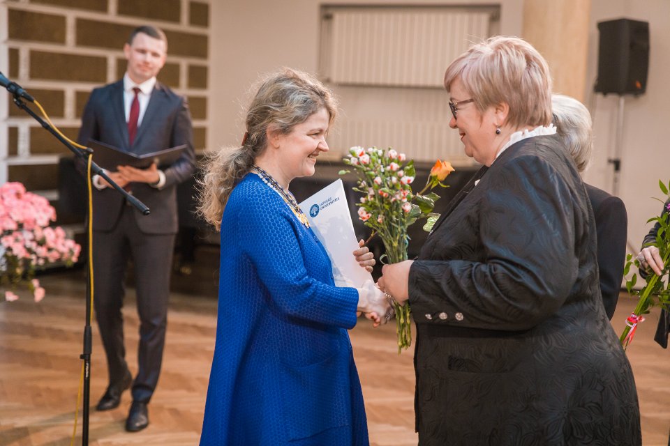 Latvijas Universitātes darbinieku kopsapulce. LU kvalitātes vadītāju Santu Bondari sveic kolēģi.