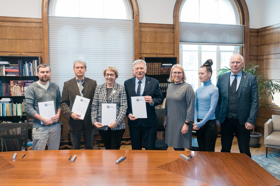 Latvijas Universitātes Darba koplīguma parakstīšana. No kreisās:
LIZDA Latvijas Zinātnes darbinieku arodorganizāciju apvienības priekšsēdētājs Māris Lauberts,
LIZDA Apvienotās augstskolu arodorganizācijas «Imanta» priekšsēdētājs Guntars Bernāts,
LU Arodbiedrības organizācijas priekšsēdētāja Ilga Rampāne,
LU rektors prof. Indriķis Muižnieks,
LU kanclere Ilze Kūka,
LU rektora padomniece juridiskajos jautājumos Anda Ozola,
LU administrācijas vadītājs Andris Sarnovičs.