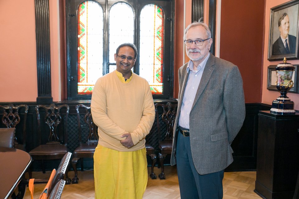 Latvijas Universitātes Goda biedra diploma pasniegšana Činmejam Pandjam. No kreisās:
Dev Sanskriti Universitātes (Indija) prorektors Dr. Činmejs Pandja (Chinmay Pandya),
LU Lāzeru centra vadītājs prof. Mārcis Auziņš.