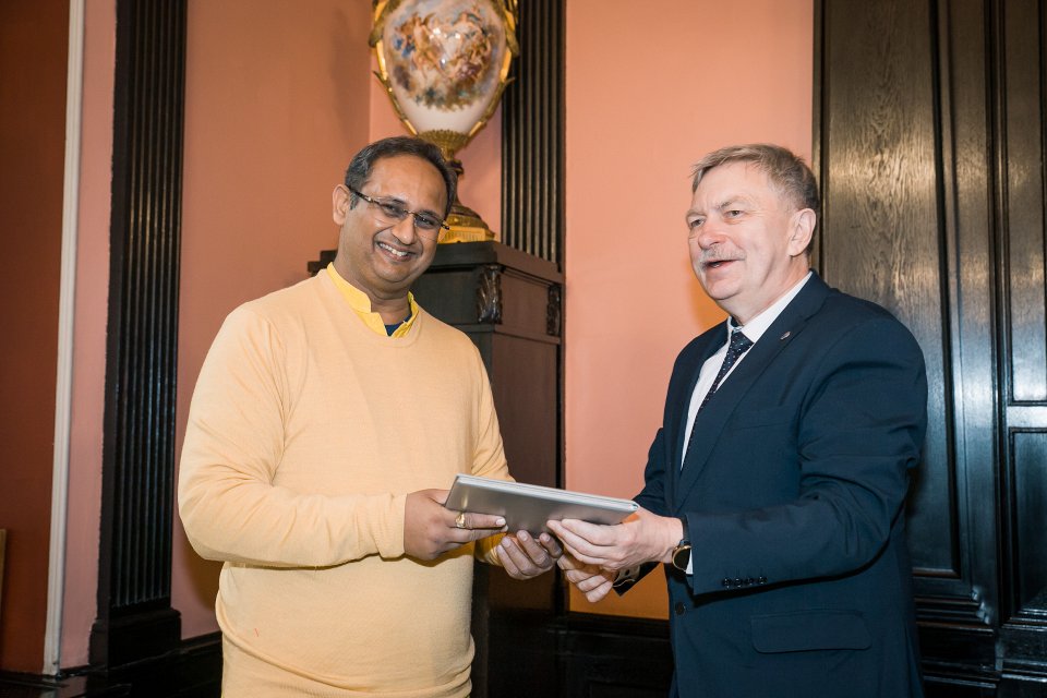 Latvijas Universitātes Goda biedra diploma pasniegšana Činmejam Pandjam. No kreisās:
Dev Sanskriti Universitātes (Indija) prorektors Dr. Činmejs Pandja (Chinmay Pandya),
LU rektors prof. Indriķis Muižnieks.