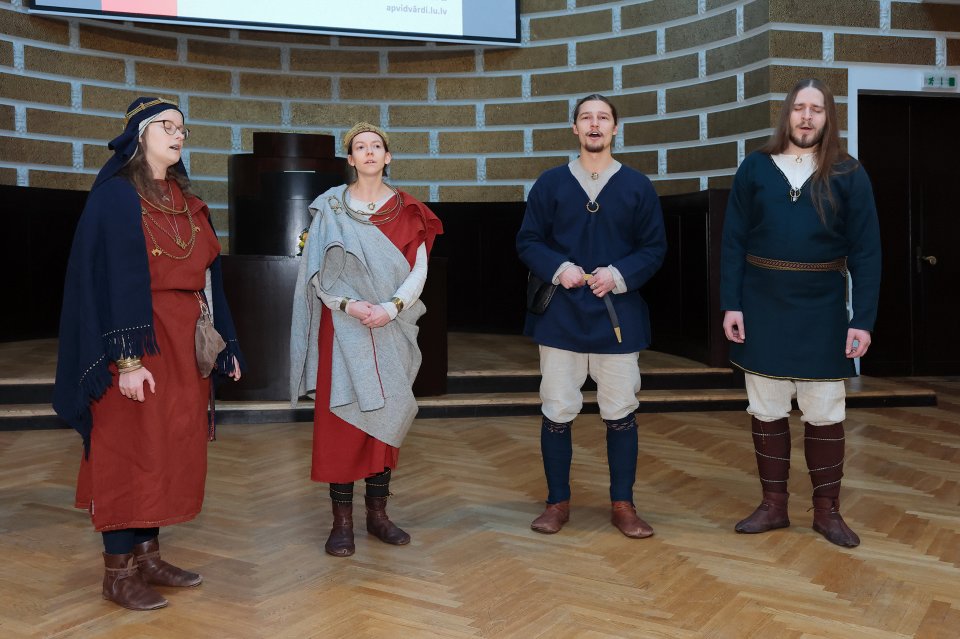 Akadēmiķa Jāņa Endzelīna 150. dzimšanas dienas atcerei veltīta starptautiska zinātniska konference «Endzelīns. Valoda. Laiks». Apvidvārdu talkas godināšana. Folkloras studijas «Banga» ansamblis.