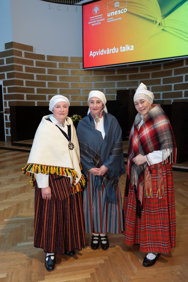 Akadēmiķa Jāņa Endzelīna 150. dzimšanas dienas atcerei veltīta starptautiska zinātniska konference «Endzelīns. Valoda. Laiks». Apvidvārdu talkas godināšana. Sēļu tradicionālās mūzikas grupa «Krāce».