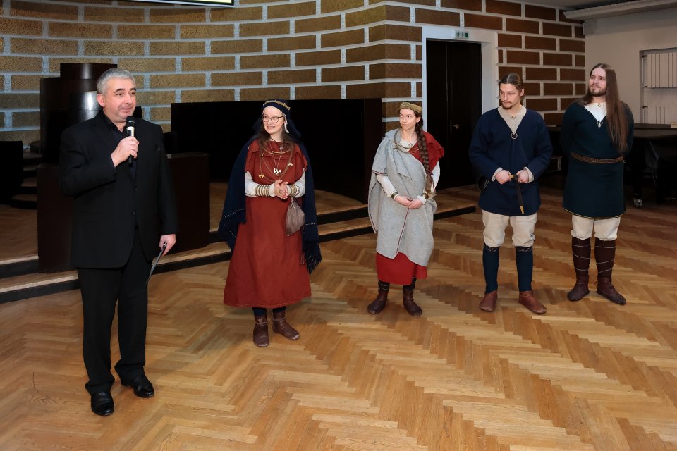 Akadēmiķa Jāņa Endzelīna 150. dzimšanas dienas atcerei veltīta starptautiska zinātniska konference «Endzelīns. Valoda. Laiks». Apvidvārdu talkas godināšana. Folkloras studijas «Banga» ansamblis.