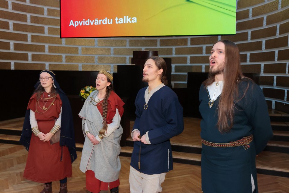 Akadēmiķa Jāņa Endzelīna 150. dzimšanas dienas atcerei veltīta starptautiska zinātniska konference «Endzelīns. Valoda. Laiks». Apvidvārdu talkas godināšana. Folkloras studijas «Banga» ansamblis.