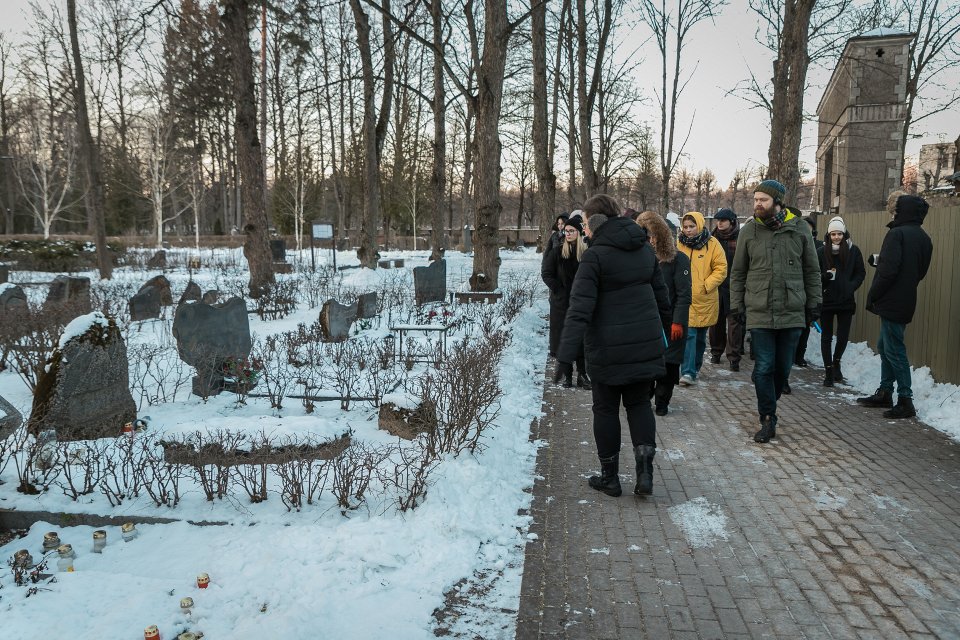 Zinātnes kafejnīca «Kapiņu stāsti» Raiņa kapos. null