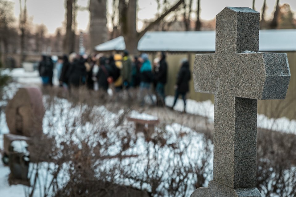 Zinātnes kafejnīca «Kapiņu stāsti» Raiņa kapos. null