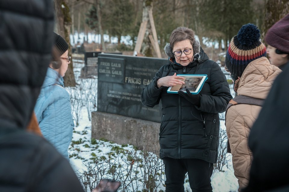 Zinātnes kafejnīca «Kapiņu stāsti» Raiņa kapos. null