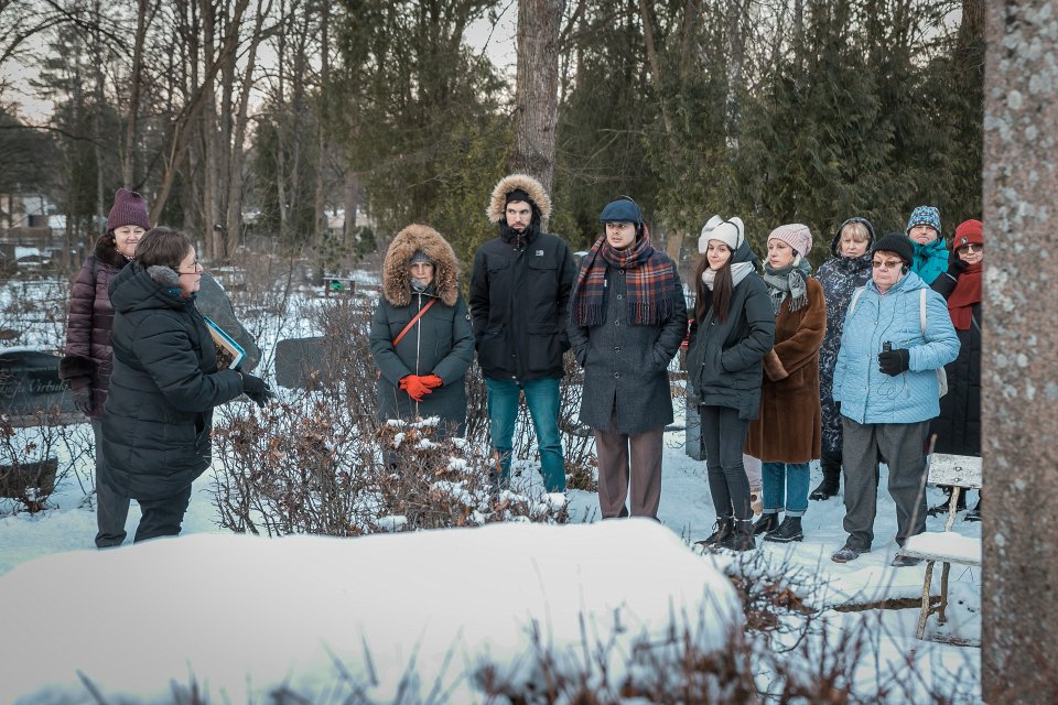 Zinātnes kafejnīca «Kapiņu stāsti» Raiņa kapos. null