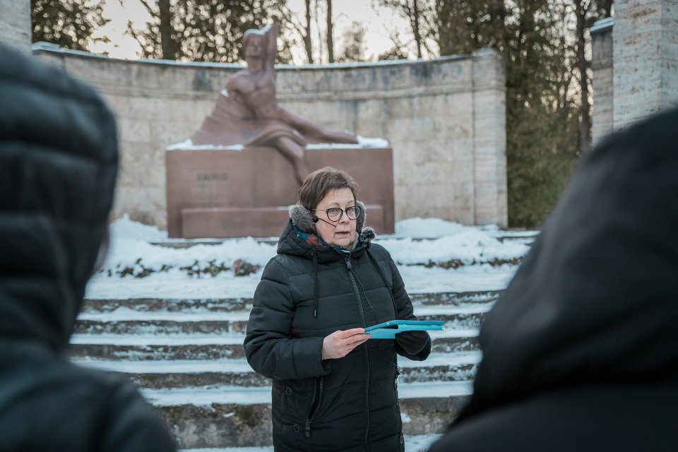 Zinātnes kafejnīca «Kapiņu stāsti» Raiņa kapos. null