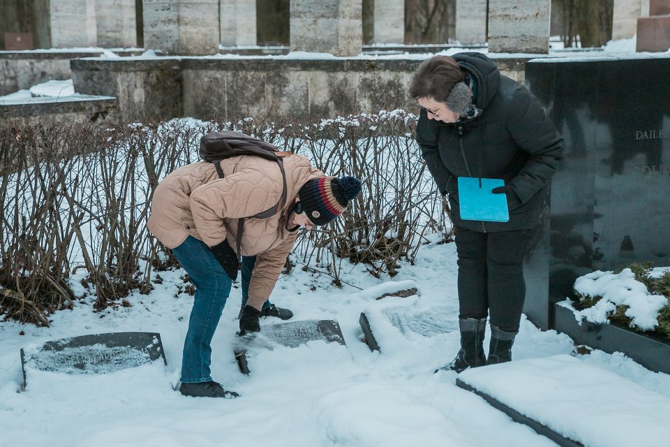 Zinātnes kafejnīca «Kapiņu stāsti» Raiņa kapos. null