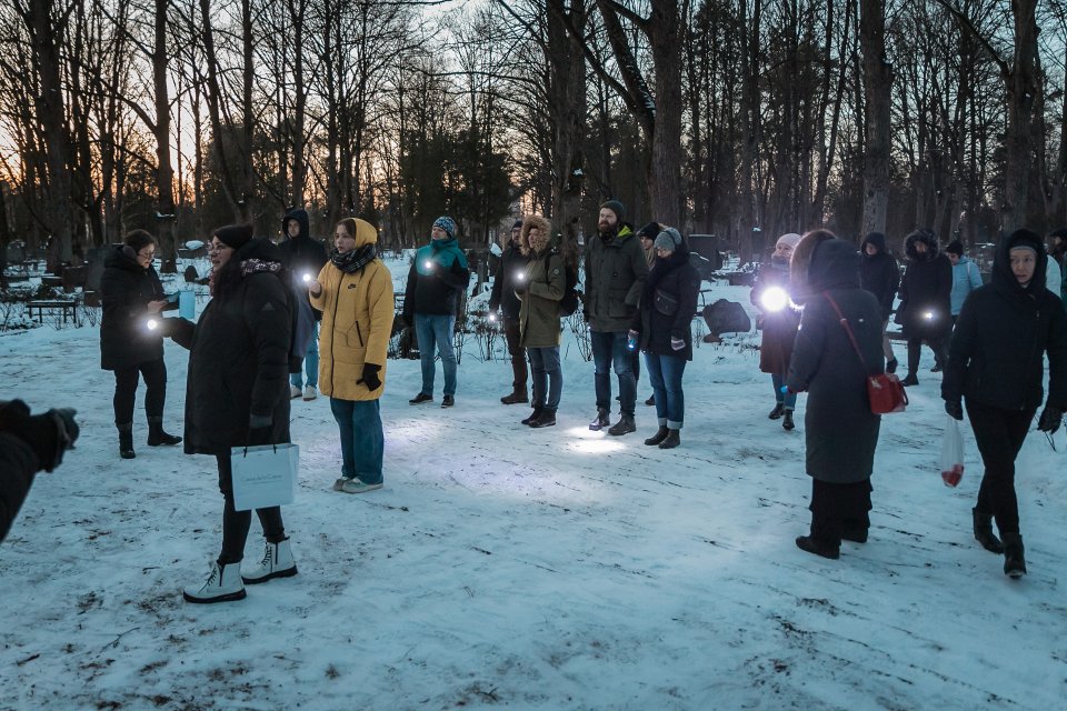 Zinātnes kafejnīca «Kapiņu stāsti» Raiņa kapos. null