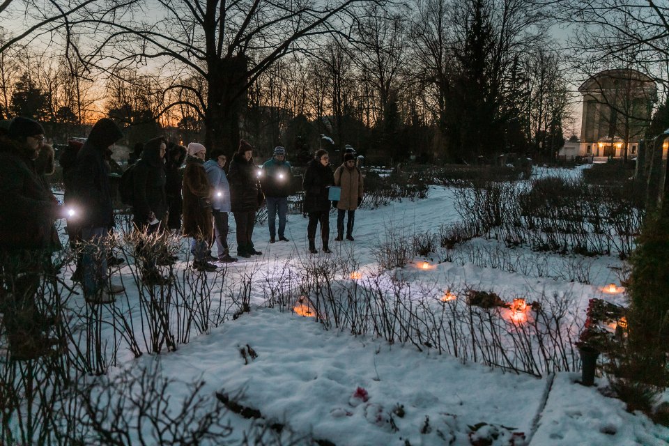 Zinātnes kafejnīca «Kapiņu stāsti» Raiņa kapos. null