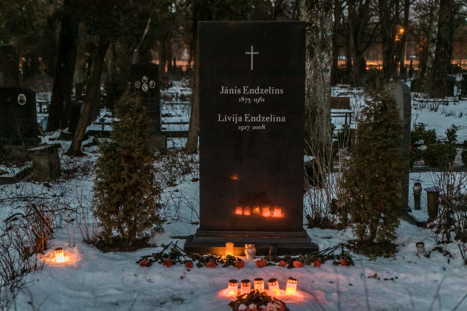 Zinātnes kafejnīca «Kapiņu stāsti» Raiņa kapos. null