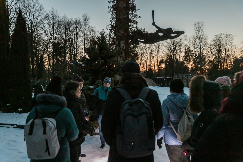 Zinātnes kafejnīca «Kapiņu stāsti» Raiņa kapos. null