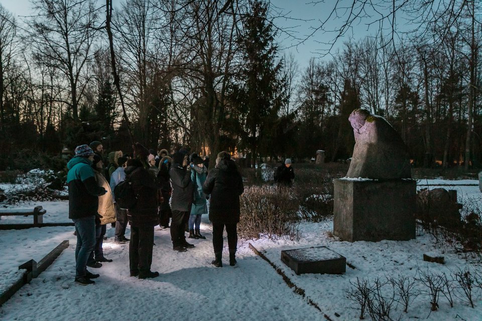 Zinātnes kafejnīca «Kapiņu stāsti» Raiņa kapos. null