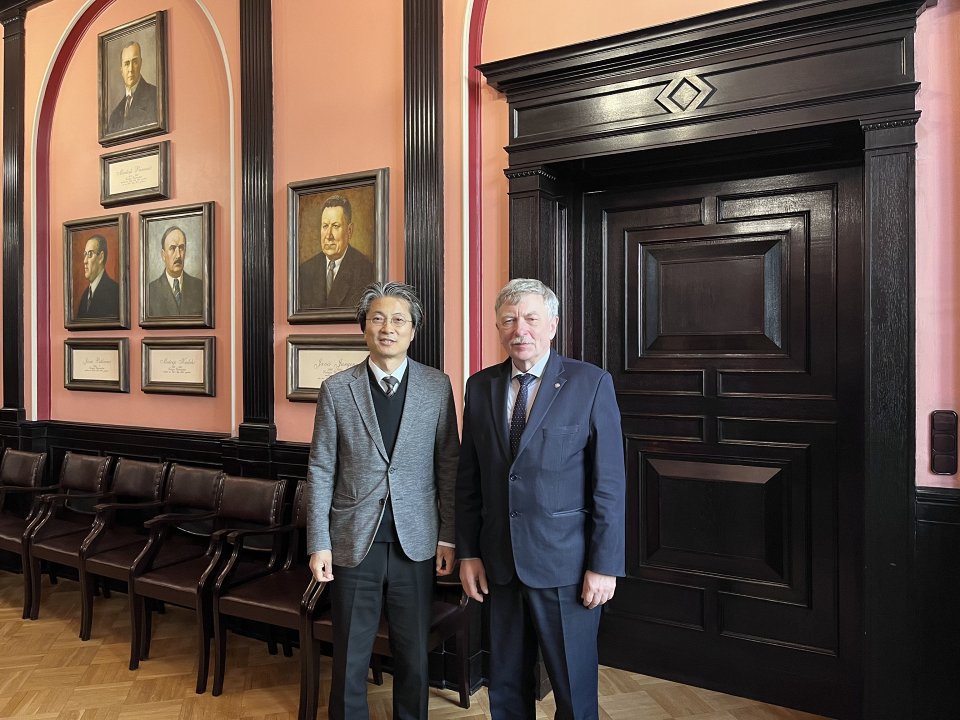 Korejas vēstnieka Latvijā Donggju Li (H.E. Mr Lee Tong-q) vizīte Latvijas Universitātē. Korejas vēstnieks Latvijā Donggju Li (H.E. Mr Lee Tong-q) un LU rektors prof. Indriķis Muižnieks.