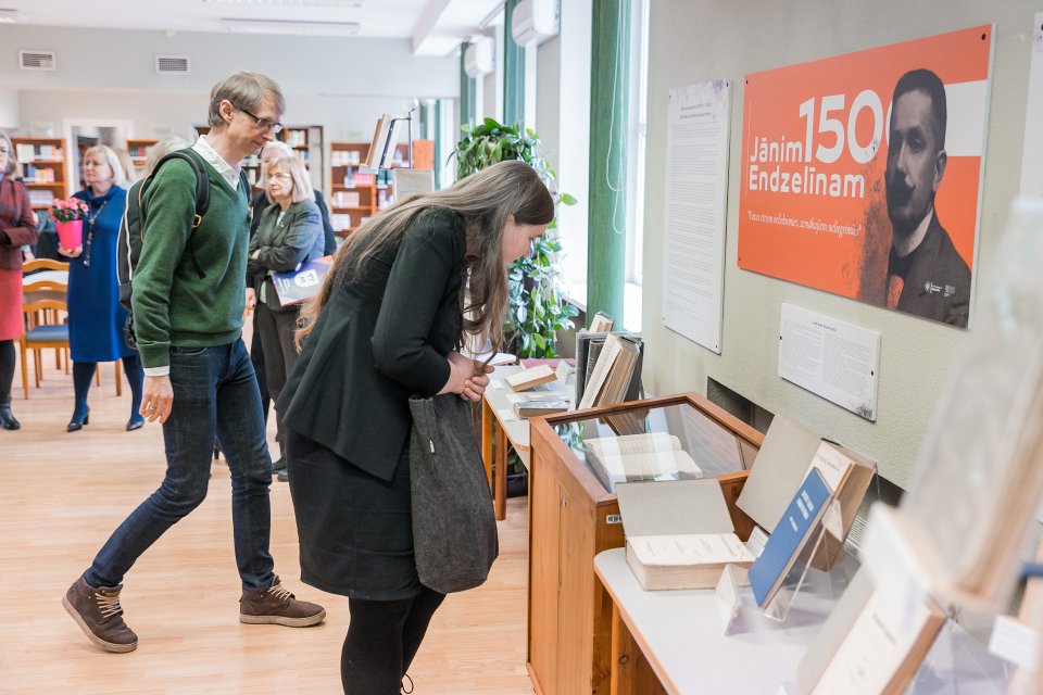 Jāņa Endzelīna 150. jubilejai veltītas izstādes «Jānim Endzelīnam 150» atklāšana Latvijas Universitātes Humanitāro zinātņu bibliotēkā. null